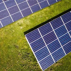 How to heat a greenhouse using solarpanels featured image-min
